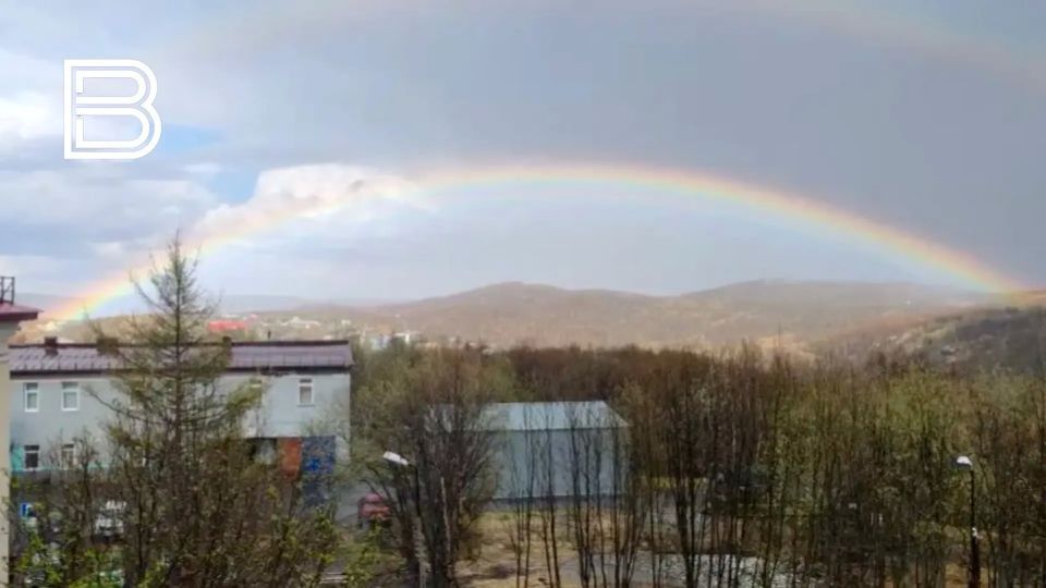 А сейчас предлагаем отвлечься от работы и выглянуть в окно! Посмотрите, какая радуга появилась после дождя