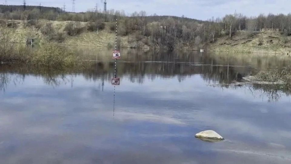 Уровень воды в реке Кола постепенно снижается Уровень воды в реке Кола постепенно снижается
