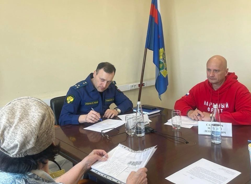 Исполняющий обязанности прокурора Мурманской области Анатолий Трифонов и руководитель Мурманского регионального исполкома Общероссийского народного фронта Максим Сахневич на площадке региональной прокуратуры провели... Исполняющий обязанности прокурора Мурманской области Анатолий Трифонов и руководитель Мурманского регионального исполкома Общероссийского народного фронта Максим Сахневич на площадке региональной прокуратуры провели...