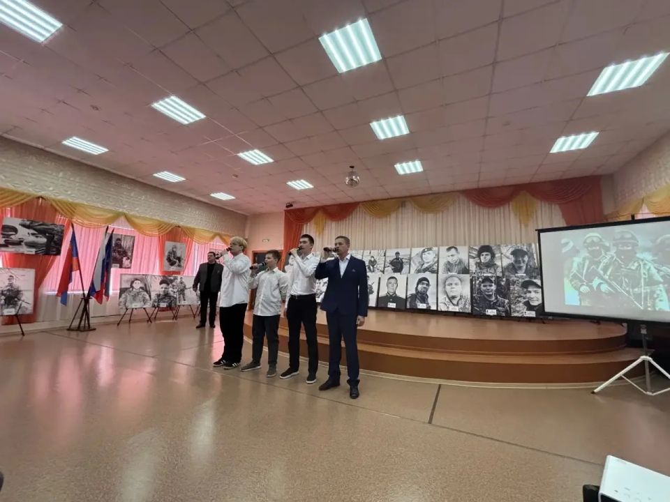 В Мончегорской коррекционной школе открылась передвижная выставка «Лики Героев», посвящённая мончегорцам — участникам специальной военной операции В Мончегорской коррекционной школе открылась передвижная выставка «Лики Героев», посвящённая мончегорцам — участникам специальной военной операции