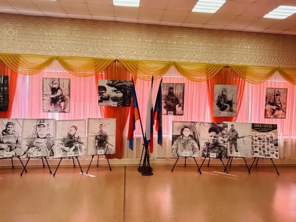 В Мончегорской коррекционной школе открылась передвижная выставка «Лики Героев», посвящённая мончегорцам — участникам специальной военной операции В Мончегорской коррекционной школе открылась передвижная выставка «Лики Героев», посвящённая мончегорцам — участникам специальной военной операции