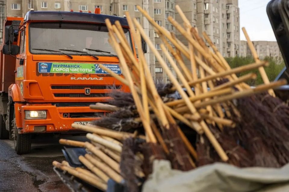 Более полутора тысяч мурманчан приняли участие в субботнике Более полутора тысяч мурманчан приняли участие в субботнике