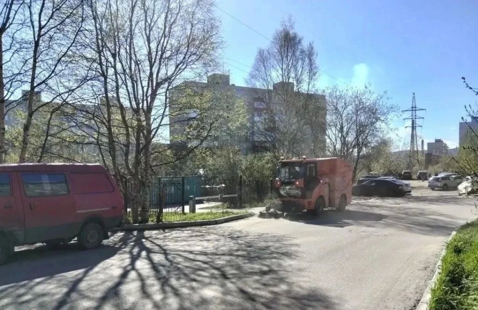 В уборке муниципалитетов Мурманской области задействовано порядка 300 спецмашин и 2,5 тыс В уборке муниципалитетов Мурманской области задействовано порядка 300 спецмашин и 2,5 тыс