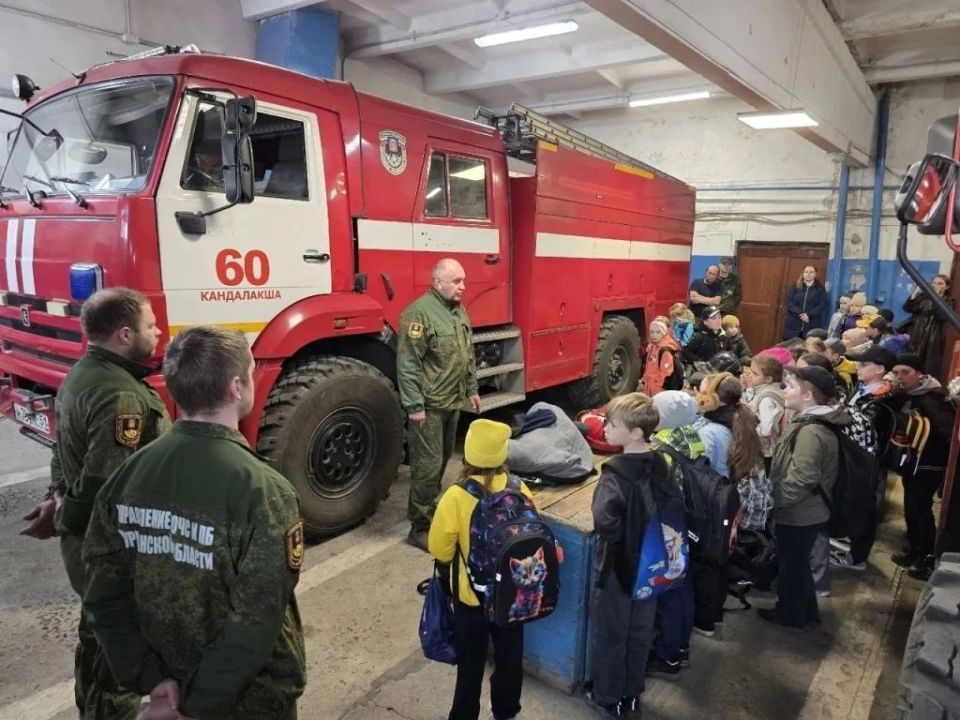 В гостях у огнеборцев ПЧ-60 побывали второклассники из школы №10