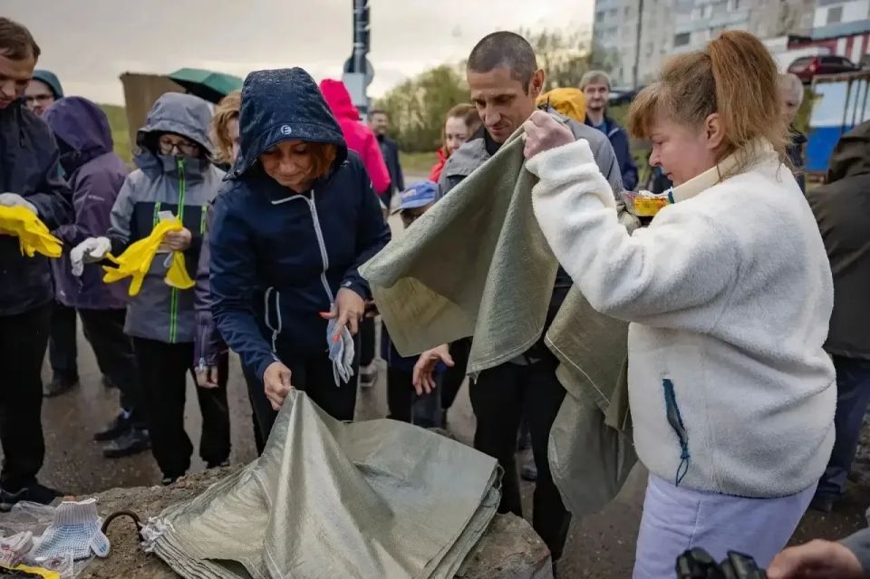 Сегодня на оперативном совещании в правительстве Мурманской области представил доклад о ходе весенней уборки города-героя Сегодня на оперативном совещании в правительстве Мурманской области представил доклад о ходе весенней уборки города-героя