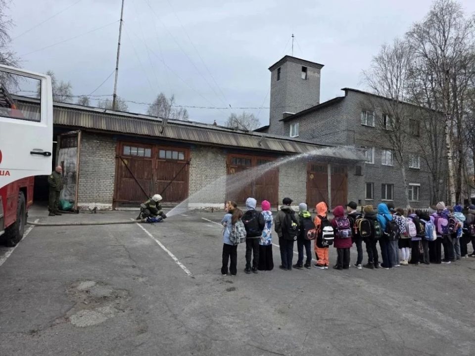 В гостях у огнеборцев ПЧ-60 побывали второклассники из школы №10 В гостях у огнеборцев ПЧ-60 побывали второклассники из школы №10