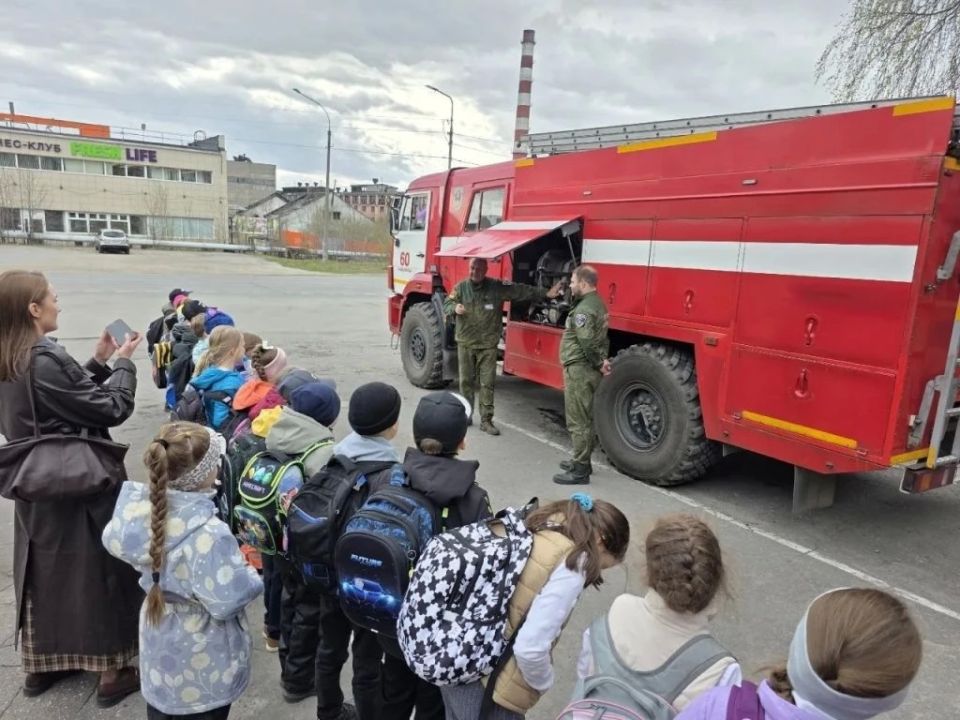 В гостях у огнеборцев ПЧ-60 побывали второклассники из школы №10 В гостях у огнеборцев ПЧ-60 побывали второклассники из школы №10