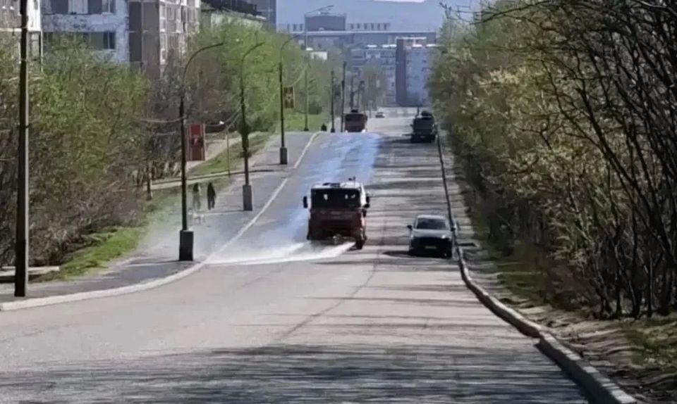 В уборке муниципалитетов Мурманской области задействовано порядка 300 спецмашин и 2,5 тыс В уборке муниципалитетов Мурманской области задействовано порядка 300 спецмашин и 2,5 тыс