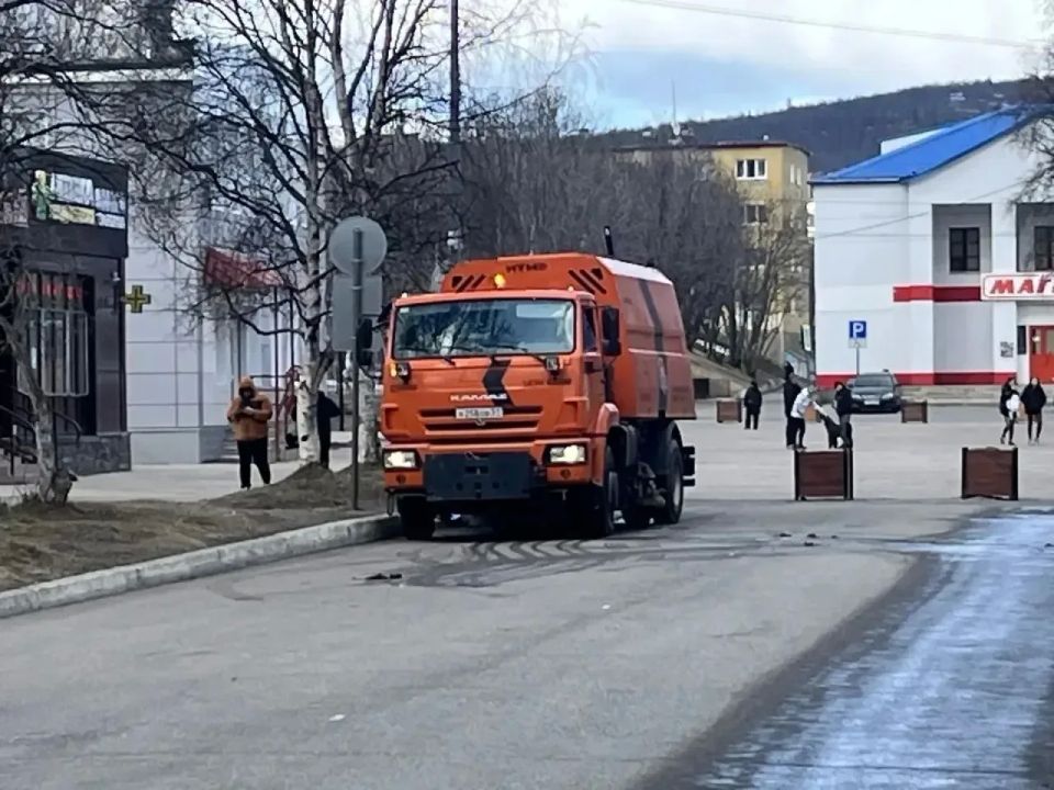 В уборке муниципалитетов Мурманской области задействовано порядка 300 спецмашин и 2,5 тыс В уборке муниципалитетов Мурманской области задействовано порядка 300 спецмашин и 2,5 тыс