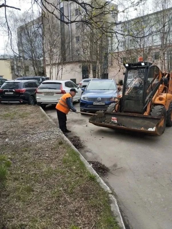 В уборке муниципалитетов Мурманской области задействовано порядка 300 спецмашин и 2,5 тыс В уборке муниципалитетов Мурманской области задействовано порядка 300 спецмашин и 2,5 тыс