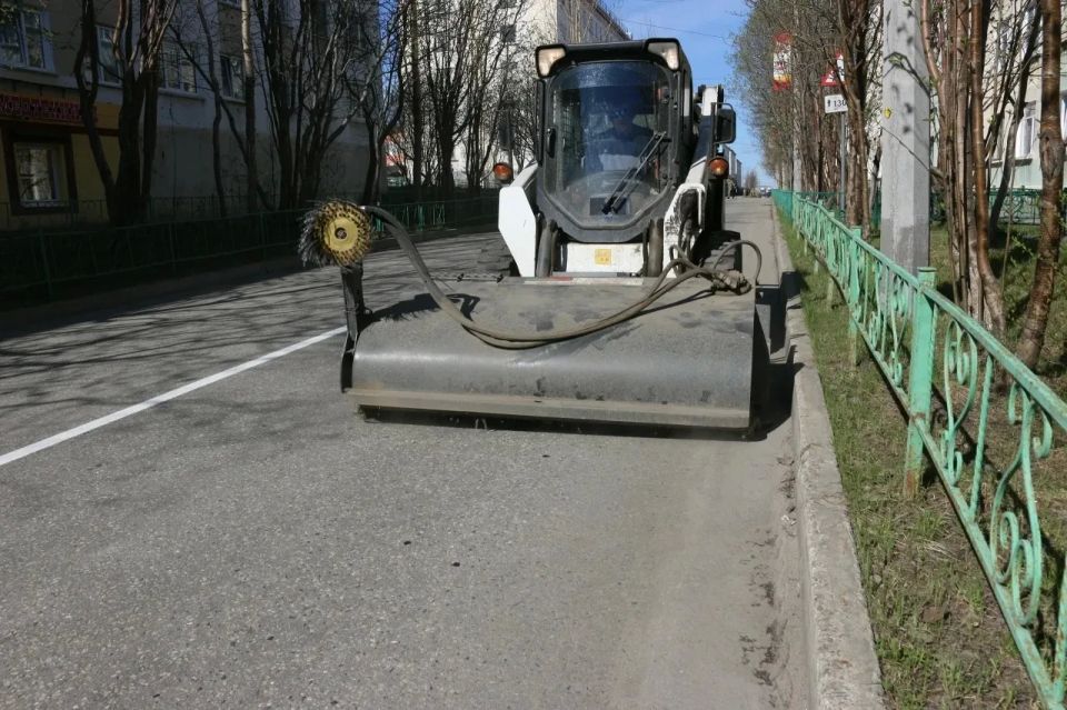 В уборке муниципалитетов Мурманской области задействовано порядка 300 спецмашин и 2,5 тыс В уборке муниципалитетов Мурманской области задействовано порядка 300 спецмашин и 2,5 тыс