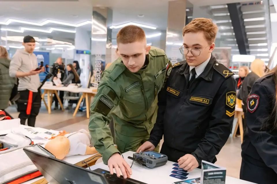 Для мурманских школьников прозвенел Последний звонок: ребят поздравил глава региона Андрей Чибис Для мурманских школьников прозвенел Последний звонок: ребят поздравил глава региона Андрей Чибис