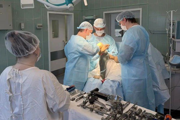 К заполярным медикам приехал ведущий хирург из Ленобласти К заполярным медикам приехал ведущий хирург из Ленобласти