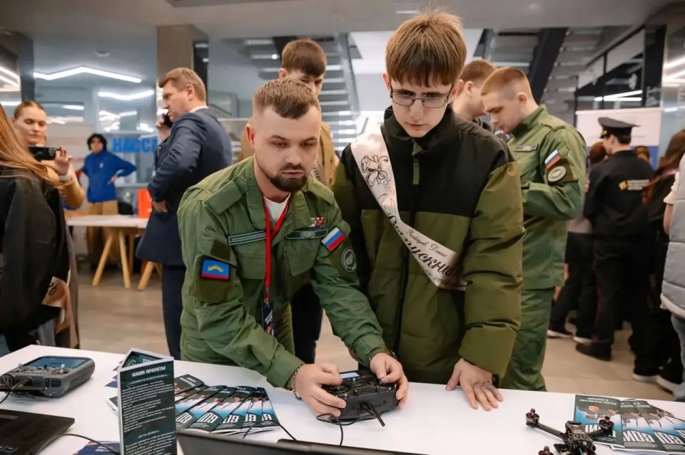 Для мурманских школьников прозвенел Последний звонок: ребят поздравил глава региона Андрей Чибис Для мурманских школьников прозвенел Последний звонок: ребят поздравил глава региона Андрей Чибис