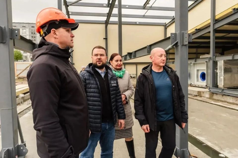 В жилом районе Росляково на улице Зеленой полным ходом идет стройка модульного 25-метрового бассейна на 6 дорожек В жилом районе Росляково на улице Зеленой полным ходом идет стройка модульного 25-метрового бассейна на 6 дорожек