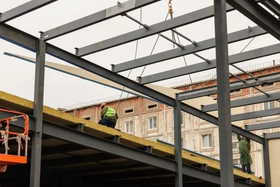 В жилом районе Росляково на улице Зеленой полным ходом идет стройка модульного 25-метрового бассейна на 6 дорожек В жилом районе Росляково на улице Зеленой полным ходом идет стройка модульного 25-метрового бассейна на 6 дорожек