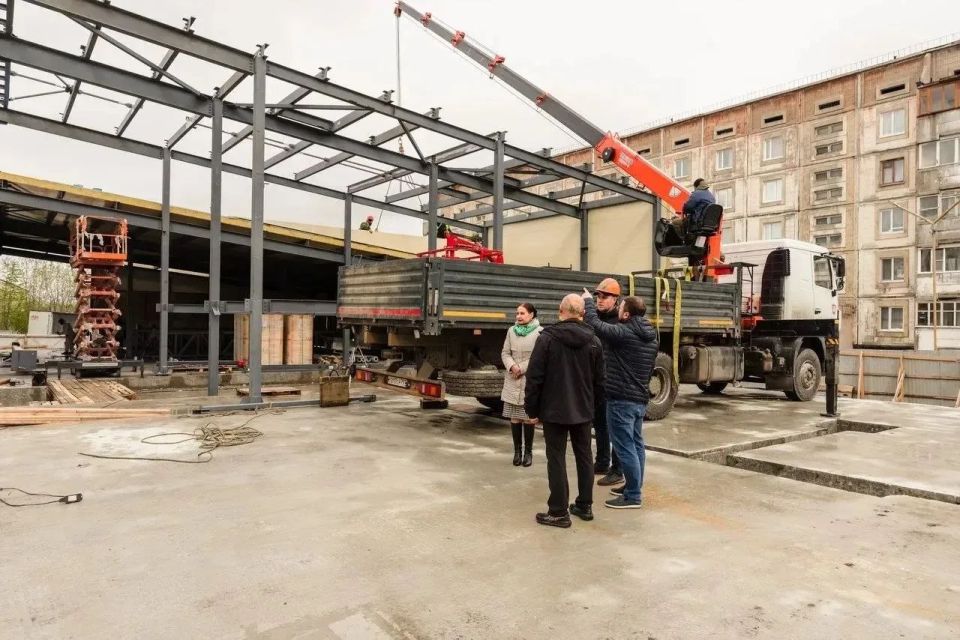В жилом районе Росляково на улице Зеленой полным ходом идет стройка модульного 25-метрового бассейна на 6 дорожек В жилом районе Росляково на улице Зеленой полным ходом идет стройка модульного 25-метрового бассейна на 6 дорожек
