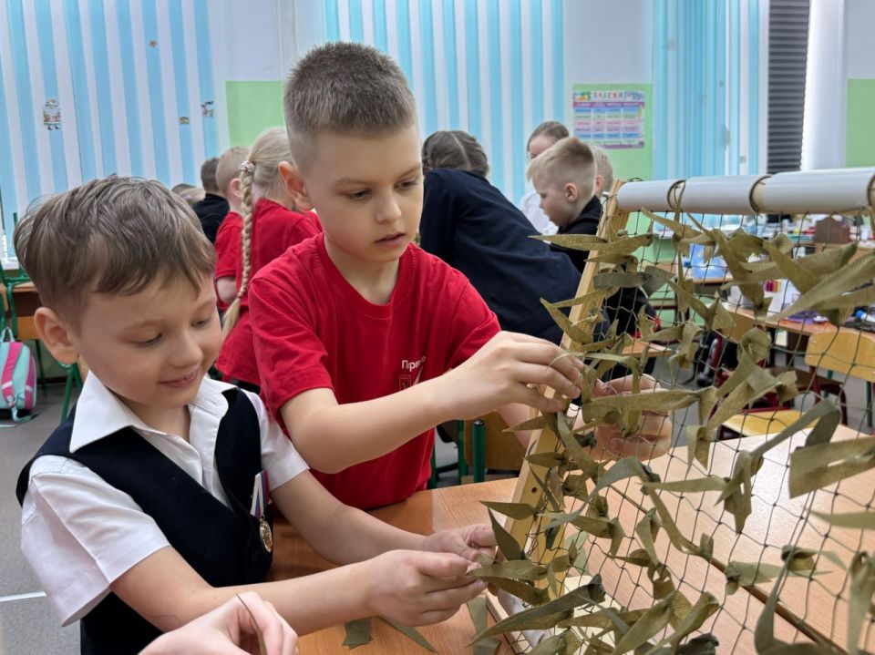Юные активисты Мурманской области освоили плетение защитных нашлемников для бойцов Юные активисты Мурманской области освоили плетение защитных нашлемников для бойцов