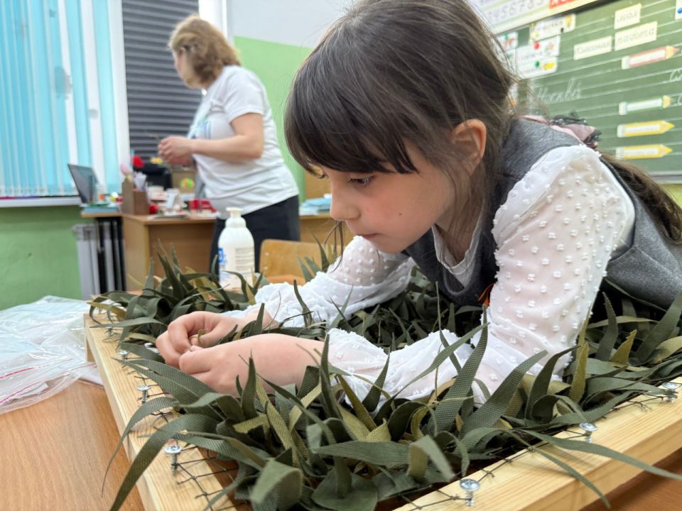 Юные активисты Мурманской области освоили плетение защитных нашлемников для бойцов Юные активисты Мурманской области освоили плетение защитных нашлемников для бойцов
