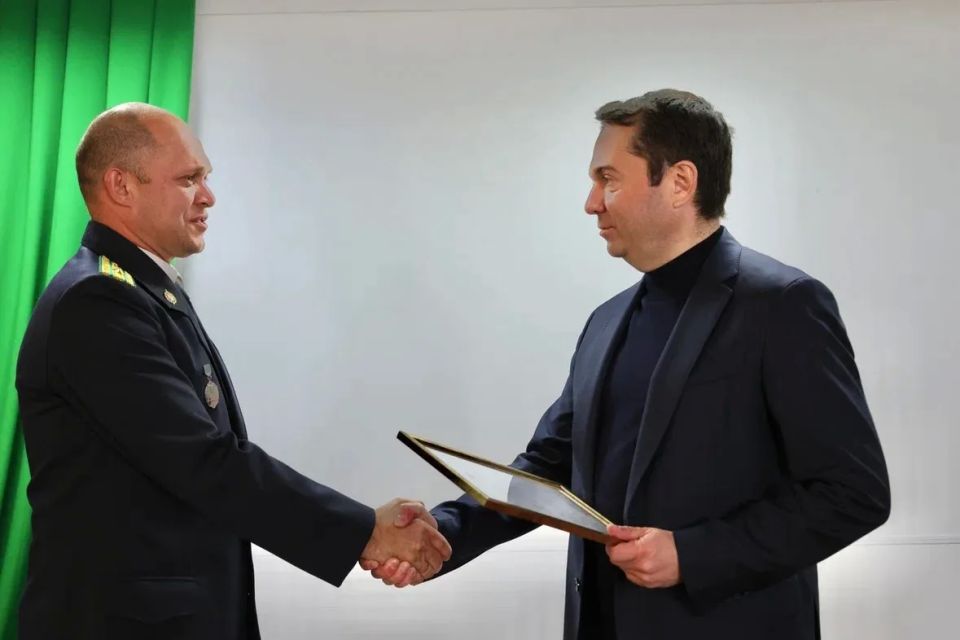 Андрей Чибис: Сегодня поздравил сотрудников 101 Краснознаменного Андрей Чибис: Сегодня поздравил сотрудников 101 Краснознаменного