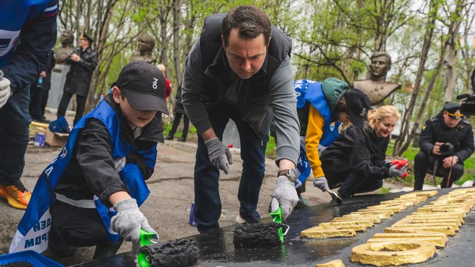 "Чистая Арктика": волонтеры привели в порядок два знаковых мемориала в Сафоново "Чистая Арктика": волонтеры привели в порядок два знаковых мемориала в Сафоново