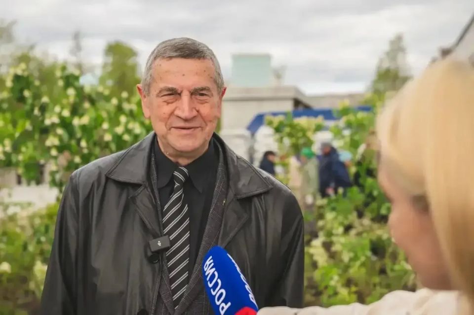 Вместе делаем город зеленее и краше: почетные граждане и юные мурманчане приняли участие в экологической акции Вместе делаем город зеленее и краше: почетные граждане и юные мурманчане приняли участие в экологической акции