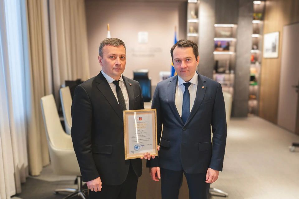 Сегодня Андрей Чибис вручил Почетную грамоту заместителю губернатора – министру региональной безопасности Мурманской области Артему Долгову.