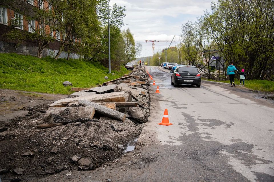 Дорожная кампания – 2026. В Мурманске стартовал ремонт ещё одного крупного участка дороги в рамках народной программы «Единой России» «На Севере — жить»: от улицы Чумбарова-Лучинского до улицы Ивана Халатина Дорожная кампания – 2026. В Мурманске стартовал ремонт ещё одного крупного участка дороги в рамках народной программы «Единой России» «На Севере — жить»: от улицы Чумбарова-Лучинского до улицы Ивана Халатина