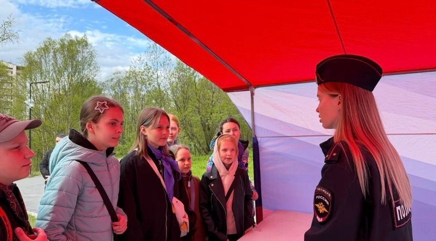 «Зеленая улица» в «Чистых ручьях»: заполярные полицейские обучили 90 юных северян дорожной грамоте в День защиты детей