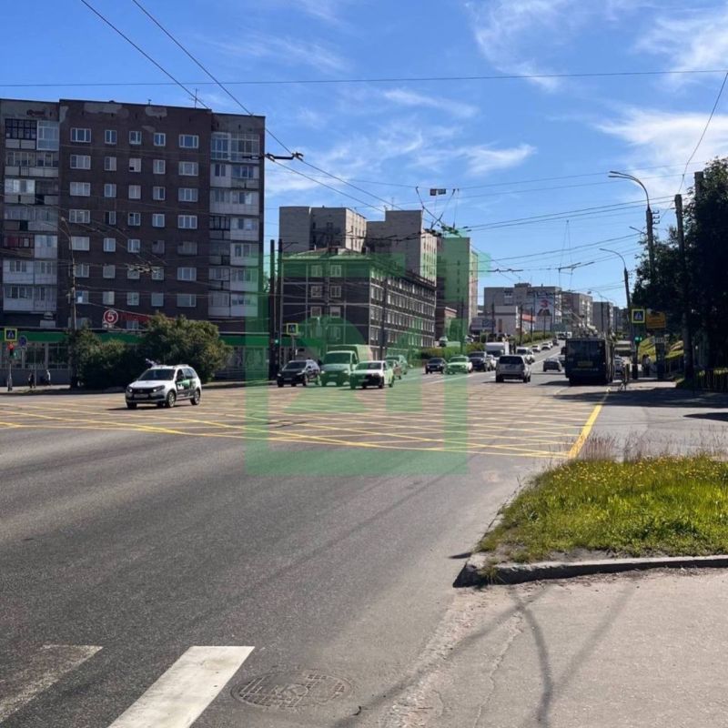 В Мурманске начали обновлять дорожную разметку холодным пластиком В Мурманске начали обновлять дорожную разметку холодным пластиком