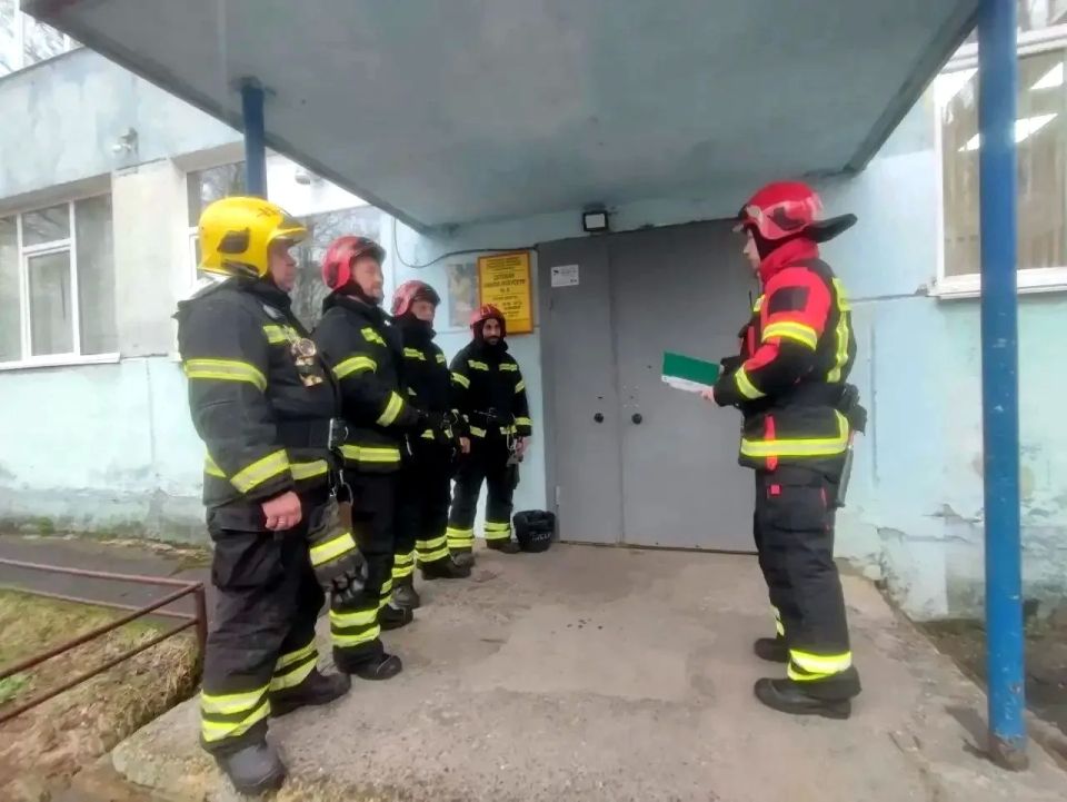 С личным составом 11 и 12 пожарных частей Мурманского филиала ГПС Управления по ГОЧС и ПБ Мурманской области проведены пожарно-тактические занятия и занятия по оперативно-тактическому изучению района выезда С личным составом 11 и 12 пожарных частей Мурманского филиала ГПС Управления по ГОЧС и ПБ Мурманской области проведены пожарно-тактические занятия и занятия по оперативно-тактическому изучению района выезда