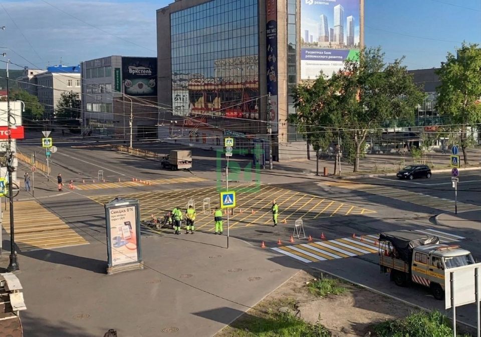 В Мурманске начали обновлять дорожную разметку холодным пластиком