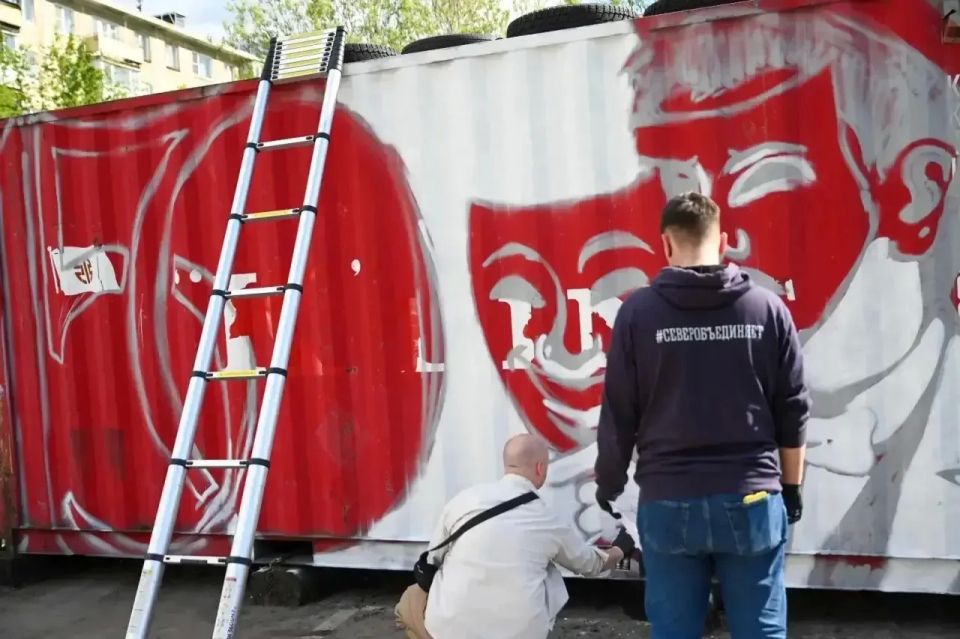 В Мурманске появилось граффити в честь 150-летия Союза театральных деятелей России В Мурманске появилось граффити в честь 150-летия Союза театральных деятелей России