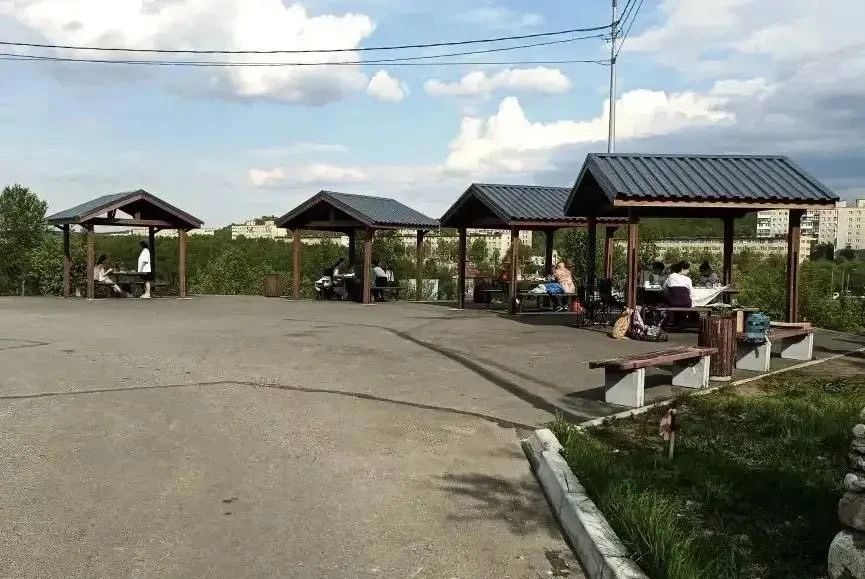 Детские площадки и парки приводят в порядок в Мурманске