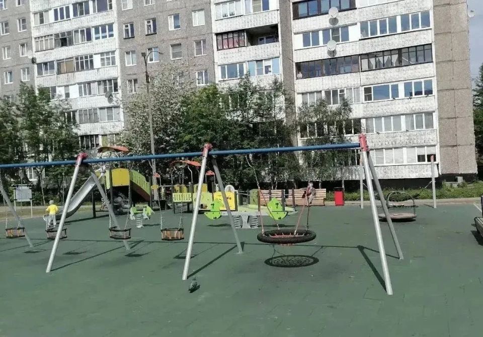Детские площадки и парки приводят в порядок в Мурманске Детские площадки и парки приводят в порядок в Мурманске