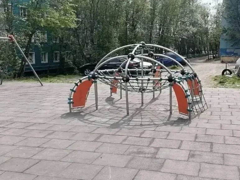 Детские площадки и парки приводят в порядок в Мурманске Детские площадки и парки приводят в порядок в Мурманске