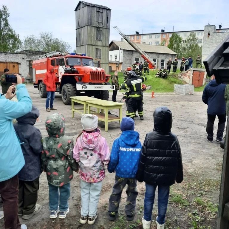 В гостях у огнеборцев 60 пожарной части Кандалакшского филиала Управления по ГОЧС и ПБ Мурманской области побывали самые юные жители Кандалакши В гостях у огнеборцев 60 пожарной части Кандалакшского филиала Управления по ГОЧС и ПБ Мурманской области побывали самые юные жители Кандалакши
