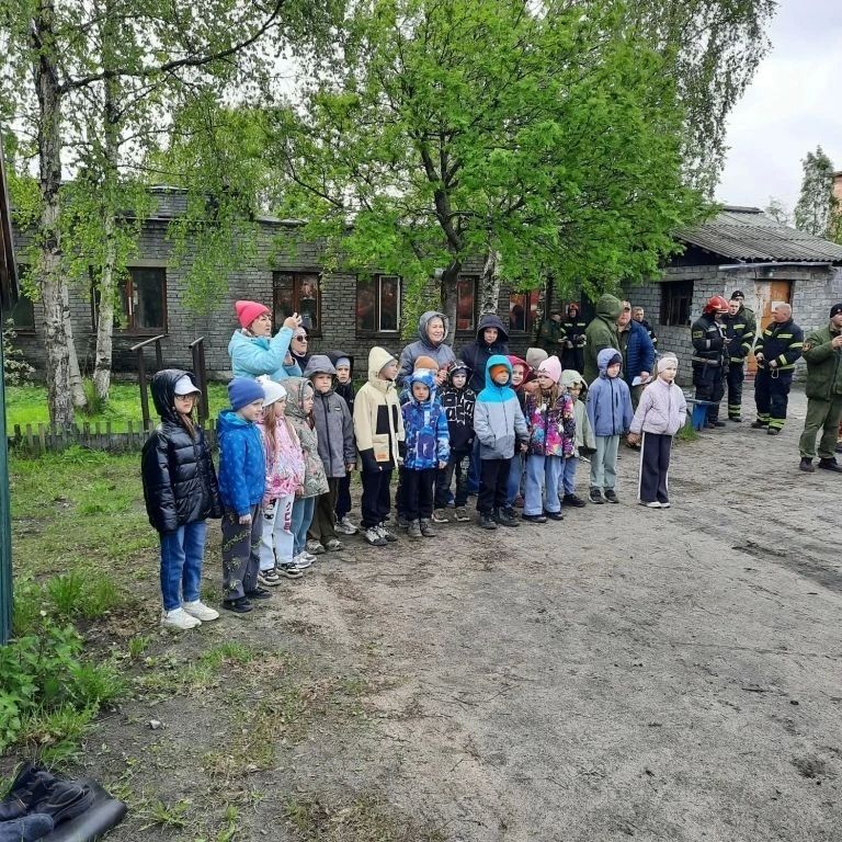 В гостях у огнеборцев 60 пожарной части Кандалакшского филиала Управления по ГОЧС и ПБ Мурманской области побывали самые юные жители Кандалакши В гостях у огнеборцев 60 пожарной части Кандалакшского филиала Управления по ГОЧС и ПБ Мурманской области побывали самые юные жители Кандалакши