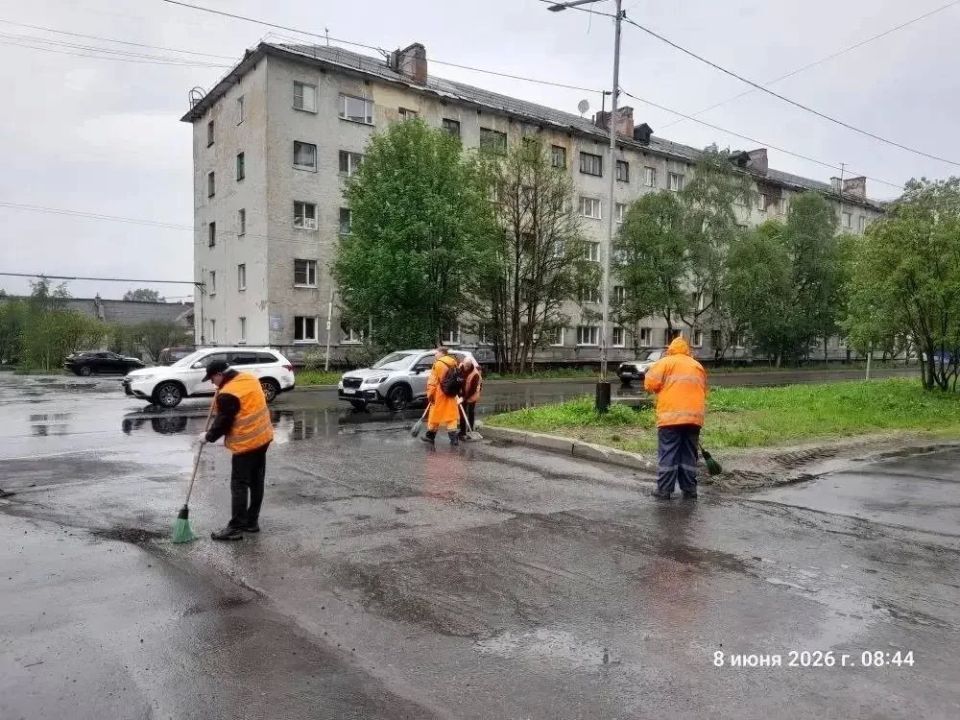 Улицы Мурманска приводят в порядок в преддверии Дня России Улицы Мурманска приводят в порядок в преддверии Дня России
