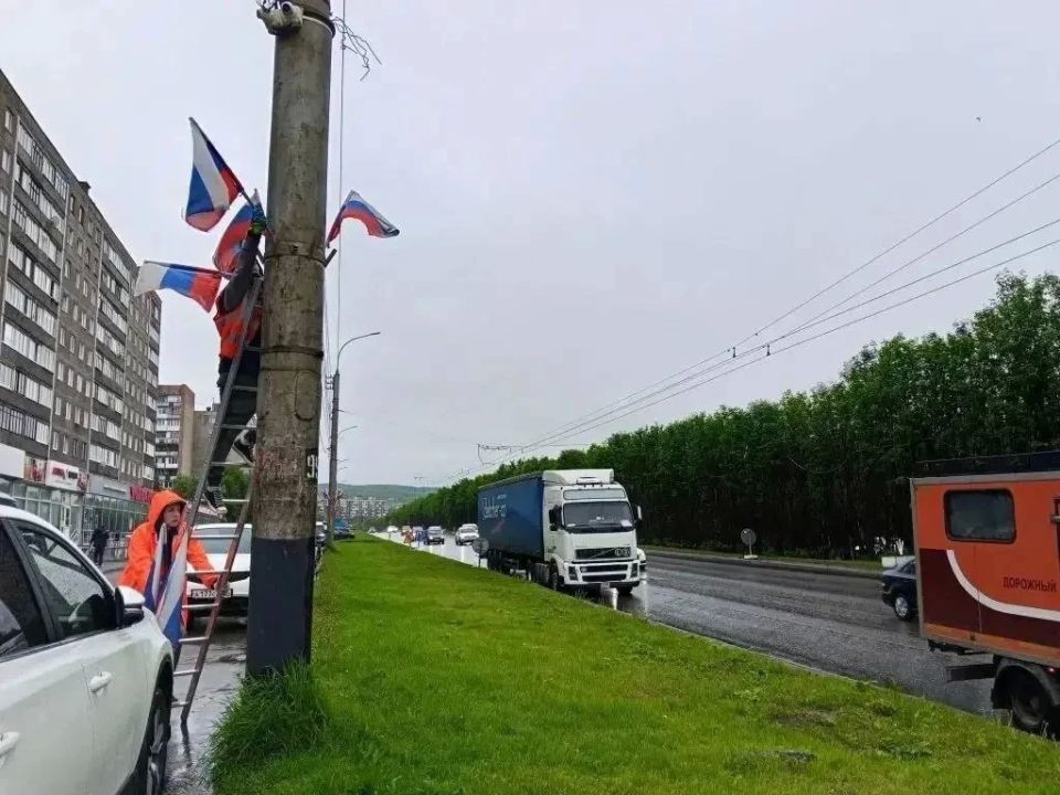 Улицы Мурманска приводят в порядок в преддверии Дня России Улицы Мурманска приводят в порядок в преддверии Дня России