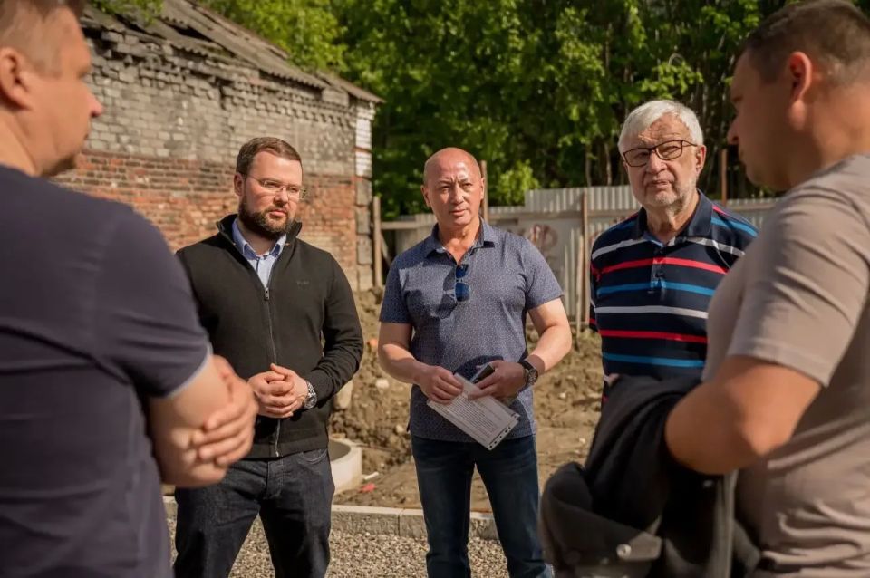 Сегодня глава города Мурманска Иван Лебедев совместно с депутатом Мурманской областной Думы Виктором Сайгиным и депутатом Совета депутатов города Мурманска, директором «Авангарда» Сергеем Тяном побывал на площадке будущего... Сегодня глава города Мурманска Иван Лебедев совместно с депутатом Мурманской областной Думы Виктором Сайгиным и депутатом Совета депутатов города Мурманска, директором «Авангарда» Сергеем Тяном побывал на площадке будущего...