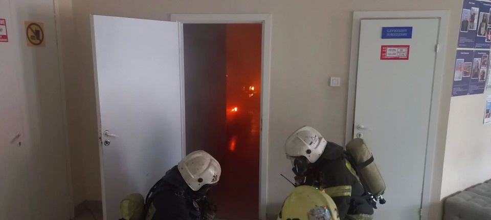 С личным составом Кольского филиала ГПС Управления по ГОЧС и ПБ Мурманской области проведено контрольно-проверочное пожарно-тактическое учение по тушению условного пожара в физкультурно-оздоровительном комплексе Кольского... С личным составом Кольского филиала ГПС Управления по ГОЧС и ПБ Мурманской области проведено контрольно-проверочное пожарно-тактическое учение по тушению условного пожара в физкультурно-оздоровительном комплексе Кольского...