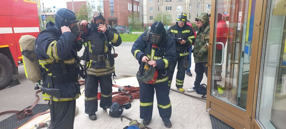С личным составом Кольского филиала ГПС Управления по ГОЧС и ПБ Мурманской области проведено контрольно-проверочное пожарно-тактическое учение по тушению условного пожара в физкультурно-оздоровительном комплексе Кольского... С личным составом Кольского филиала ГПС Управления по ГОЧС и ПБ Мурманской области проведено контрольно-проверочное пожарно-тактическое учение по тушению условного пожара в физкультурно-оздоровительном комплексе Кольского...