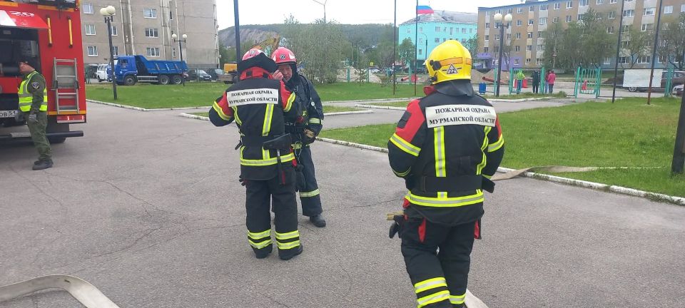 С личным составом Кольского филиала ГПС Управления по ГОЧС и ПБ Мурманской области проведено контрольно-проверочное пожарно-тактическое учение по тушению условного пожара в физкультурно-оздоровительном комплексе Кольского... С личным составом Кольского филиала ГПС Управления по ГОЧС и ПБ Мурманской области проведено контрольно-проверочное пожарно-тактическое учение по тушению условного пожара в физкультурно-оздоровительном комплексе Кольского...