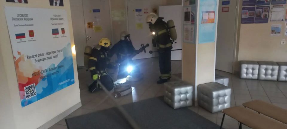 С личным составом Кольского филиала ГПС Управления по ГОЧС и ПБ Мурманской области проведено контрольно-проверочное пожарно-тактическое учение по тушению условного пожара в физкультурно-оздоровительном комплексе Кольского... С личным составом Кольского филиала ГПС Управления по ГОЧС и ПБ Мурманской области проведено контрольно-проверочное пожарно-тактическое учение по тушению условного пожара в физкультурно-оздоровительном комплексе Кольского...