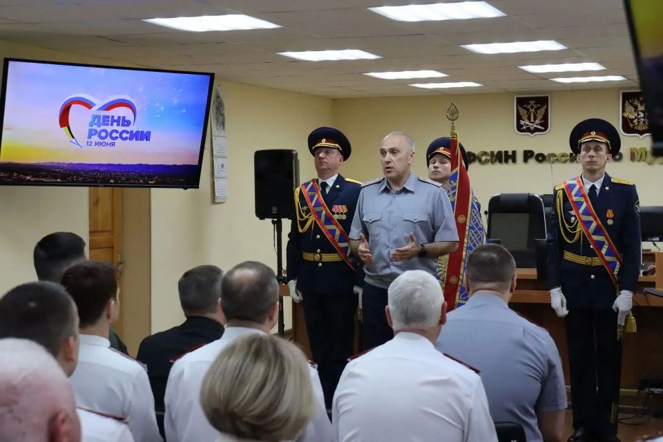В Управлении ФСИН России по Мурманской области состоялось торжественное собрание, посвященное Дню России, в котором принял участие заместитель губернатора – министр региональной безопасности Мурманской области Артем Долгов В Управлении ФСИН России по Мурманской области состоялось торжественное собрание, посвященное Дню России, в котором принял участие заместитель губернатора – министр региональной безопасности Мурманской области Артем Долгов