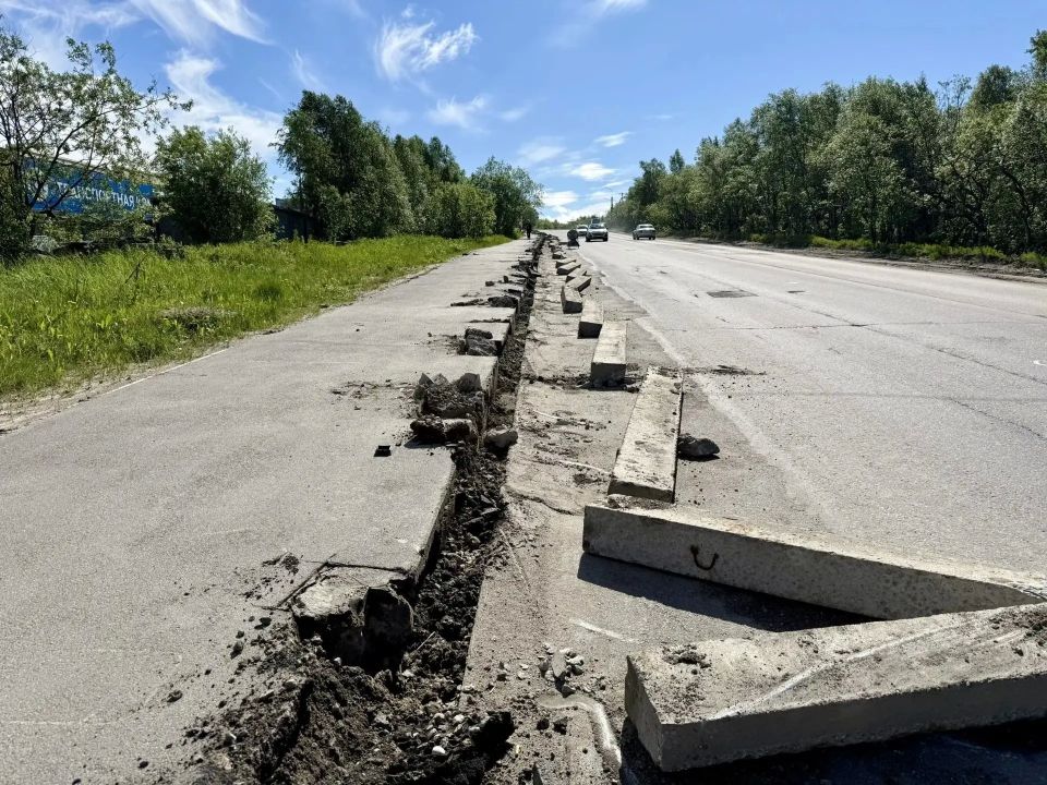 В рамках народной программы «На севере -жить!» продолжается ремонт улицы Домостроительной в Мурманске В рамках народной программы «На севере -жить!» продолжается ремонт улицы Домостроительной в Мурманске