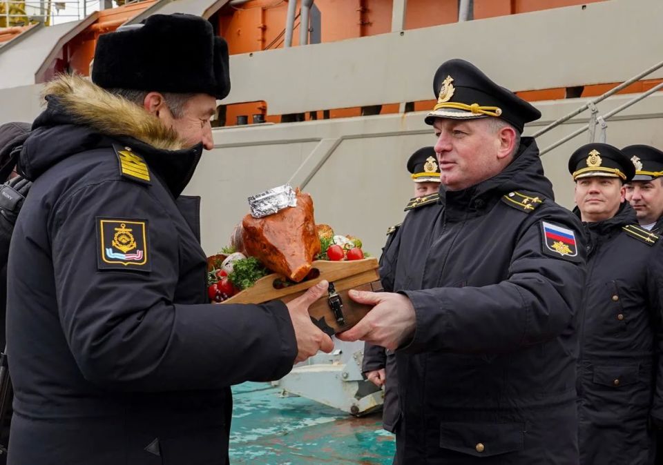 Всегда готовые помочь. . Выходят в море североморские спасатели Завершение дальнего похода спасательного буксирного судна "Алтай" ознаменовалось торжественной встречей моряков в родной базе Всегда готовые помочь. . Выходят в море североморские спасатели Завершение дальнего похода спасательного буксирного судна "Алтай" ознаменовалось торжественной встречей моряков в родной базе