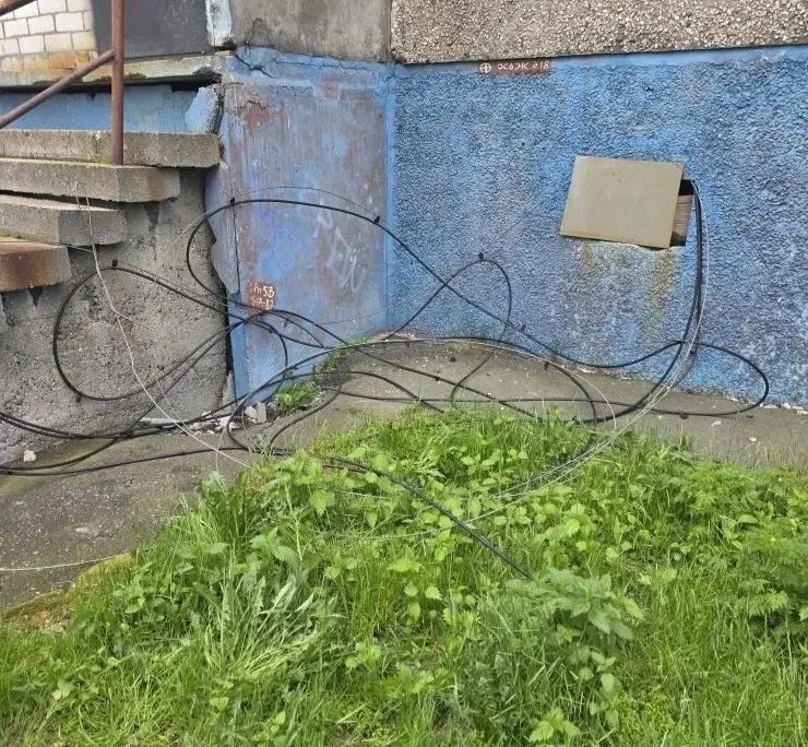 Специалисты городских служб совместно с представителями провайдера цифровых услуг «Ростелеком» аккуратно демонтировали бесхозный кабель, который долгое время бессистемно провисал над тротуаром и проезжей частью и беспокоил... Специалисты городских служб совместно с представителями провайдера цифровых услуг «Ростелеком» аккуратно демонтировали бесхозный кабель, который долгое время бессистемно провисал над тротуаром и проезжей частью и беспокоил...