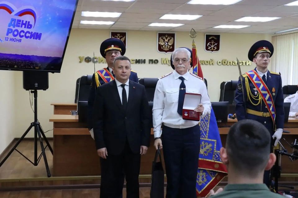 В Управлении ФСИН России по Мурманской области состоялось торжественное собрание, посвященное Дню России, в котором принял участие заместитель губернатора – министр региональной безопасности Мурманской области Артем Долгов В Управлении ФСИН России по Мурманской области состоялось торжественное собрание, посвященное Дню России, в котором принял участие заместитель губернатора – министр региональной безопасности Мурманской области Артем Долгов